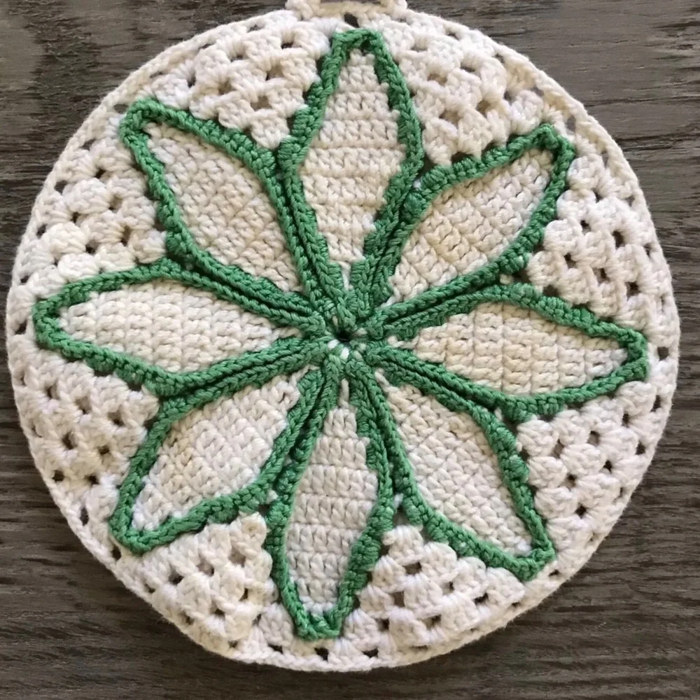 Handcrafted Vintage Crochet Pinwheel Potholders - Red and Green - Christmas - Picture 3 of 6